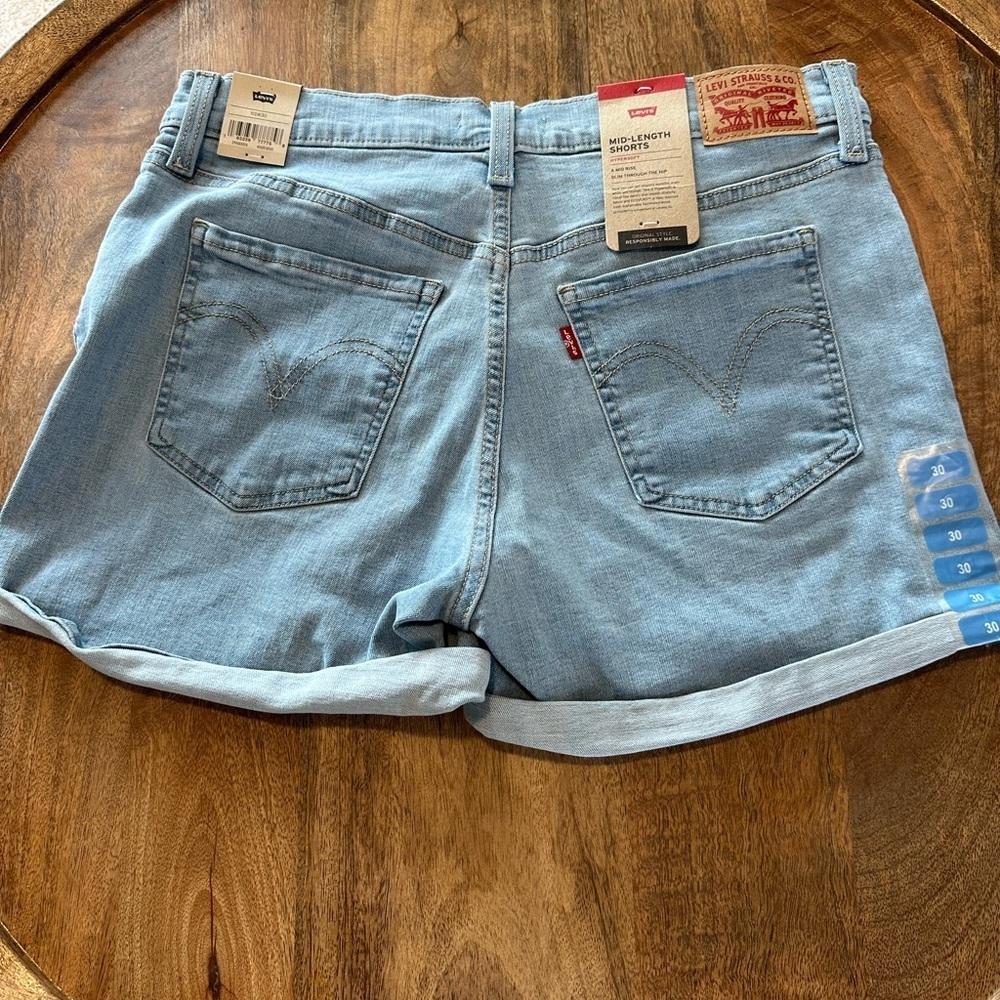 NWT Levi's Mid Rise Mid Length Rolled Cuff Stretch Denim Shorts light Wash